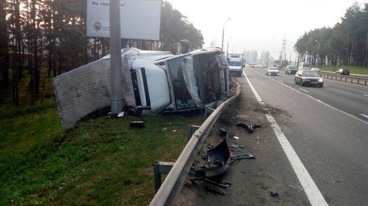 На МКАД грузовик пробил ограждение и врезался в столб
