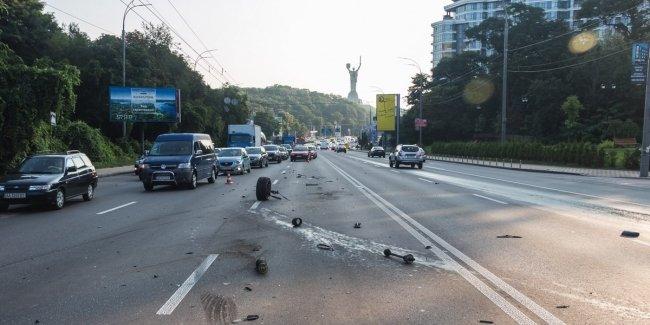Оторвавшееся колесо спровоцировало масштабное ДТП в Киеве
