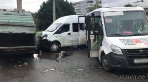 В Омске столкнулись мусоровоз и две маршрутки, есть пострадавшие