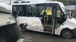 В Омске столкнулись мусоровоз и две маршрутки, есть пострадавшие