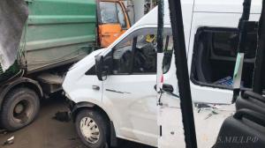 В Омске столкнулись мусоровоз и две маршрутки, есть пострадавшие