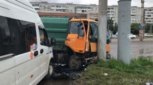 В Омске столкнулись мусоровоз и две маршрутки, есть пострадавшие