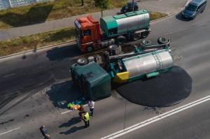 В Киеве перевернулся грузовик и залил дорогу горячим асфальтом