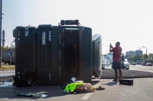 В Киеве перевернулся грузовик и залил дорогу горячим асфальтом