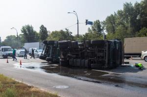 В Киеве перевернулся грузовик и залил дорогу горячим асфальтом