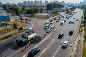 В Киеве перевернулся грузовик и залил дорогу горячим асфальтом