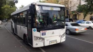 Внедорожник перевернулся после столкновения с автобусом в Алматы