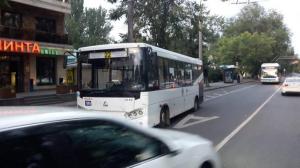 Внедорожник перевернулся после столкновения с автобусом в Алматы