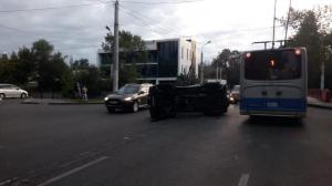 Внедорожник перевернулся после столкновения с автобусом в Алматы