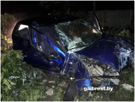 В Брестском районе девушка — водитель Fiat влетела в забор: пострадали двое
