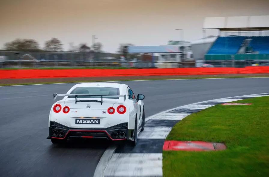Британцы составили рейтинг нарушителей скорости. Nissan GT-R — лидер!

