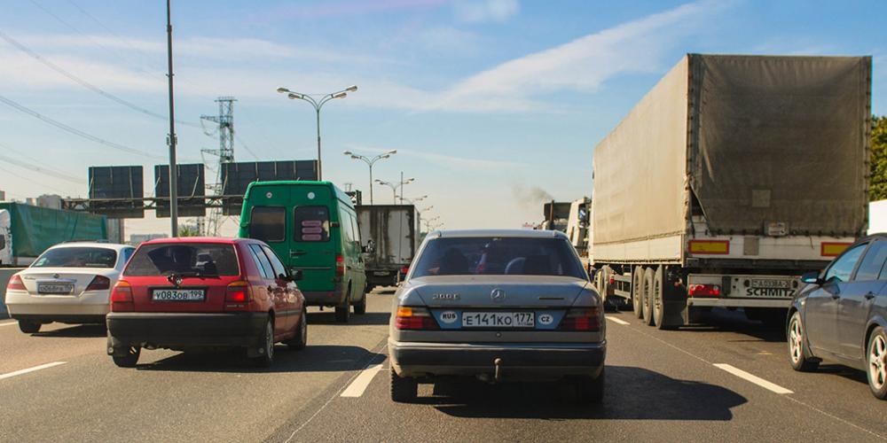 Движение автомобилей затруднено на МКАД из-за массового ДТП
