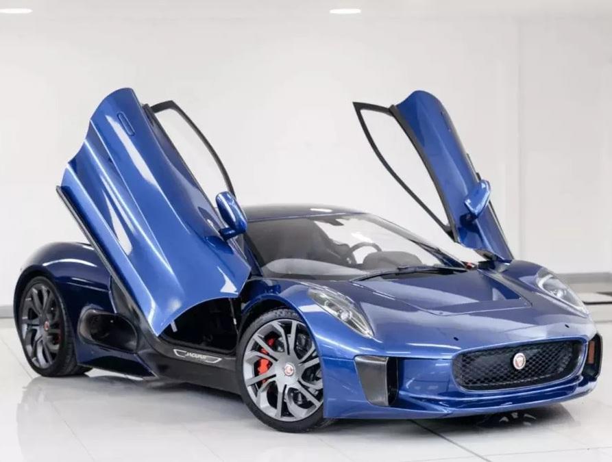 «Злодейский» Jaguar из фильма о Бонде выставили на продажу
