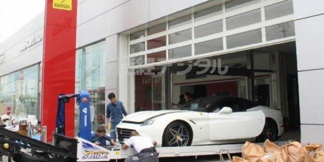Тайфун в Японии уничтожил 50 суперкаров Ferrari

