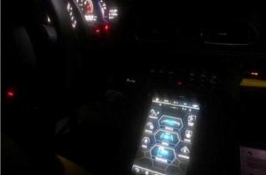 Lamborghini заменит кнопки в салоне Huracan на большой экран