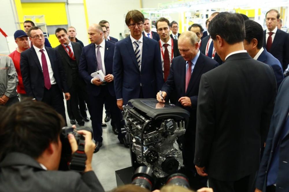 Путин и Абэ открыли во Владивостоке завод по производству моторов Mazda