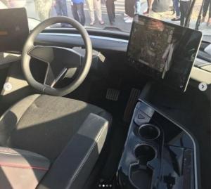 Tesla Semi вышел на дороги США