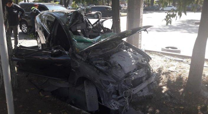 ДТП в Алматы: двух человек с трудом достали из покореженного Lexus