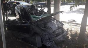 ДТП в Алматы: двух человек с трудом достали из покореженного Lexus