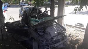 ДТП в Алматы: двух человек с трудом достали из покореженного Lexus