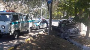 ДТП в Алматы: двух человек с трудом достали из покореженного Lexus