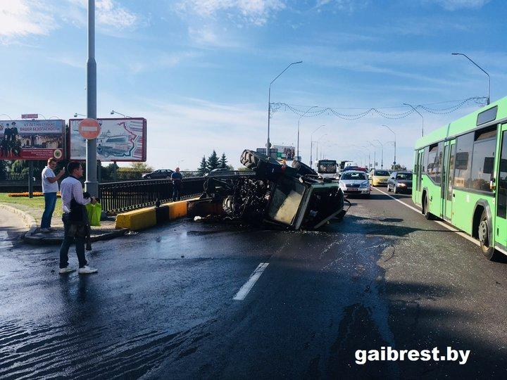 В Бресте опрокинулся трактор: пострадали два человека