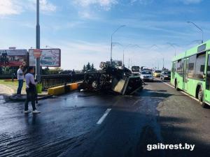 В Бресте опрокинулся трактор: пострадали два человека