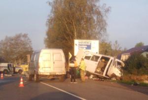 В Ленобласти четыре человека погибли в аварии с микроавтобусом