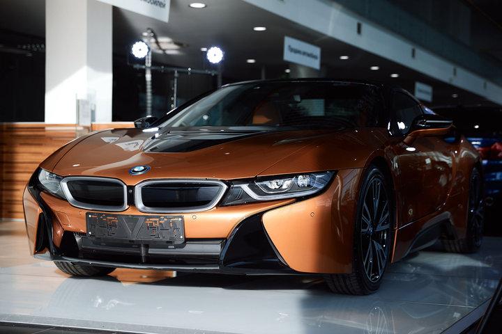 В Беларуси стартовали продажи электрокабриолета BMW i8 Roadster