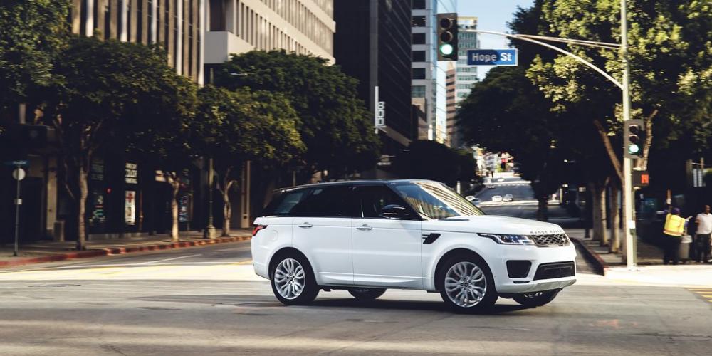 В России стартовали продажи обновленного Range Rover Sport