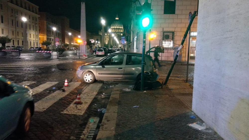 Машина въехала в группу пешеходов в Ватикане