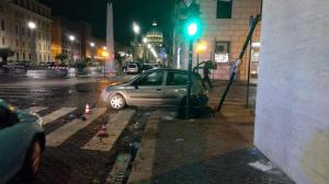Машина въехала в группу пешеходов в Ватикане