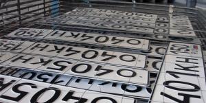 В России начнут выдавать автомобильные номера новой формы и размера