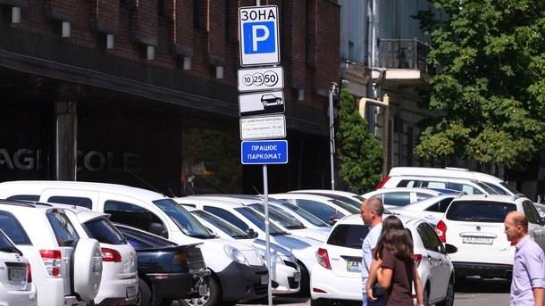 Стали известны суммы новых штрафов за неправильную парковку авто