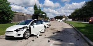 В США самолет врезался в Tesla Model X