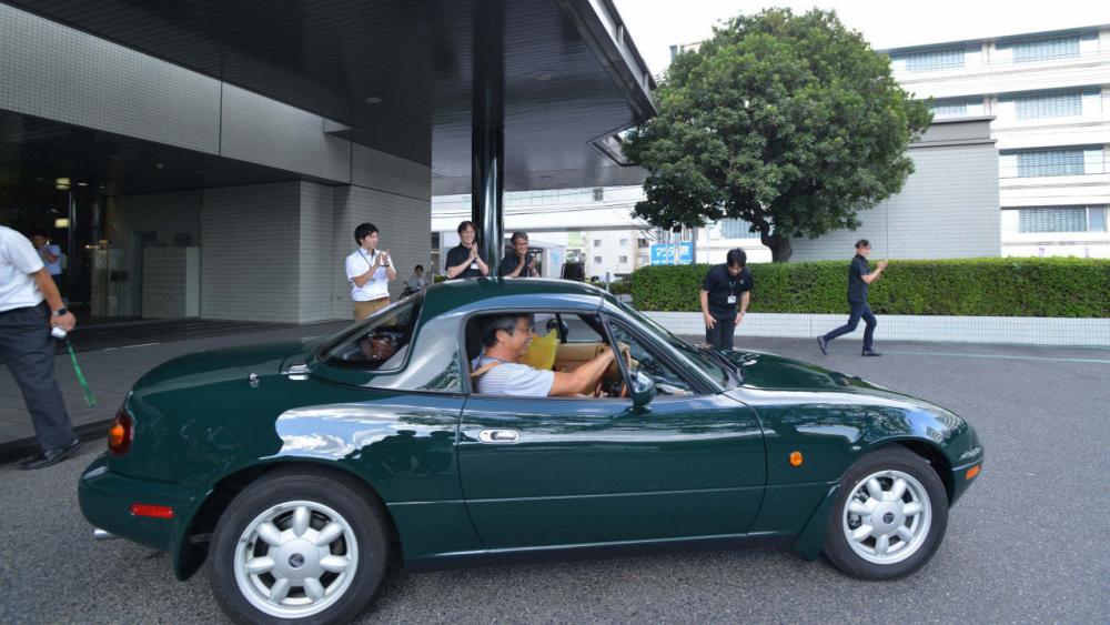 Mazda передала первый отреставрированный родстер MX-5 владельцу