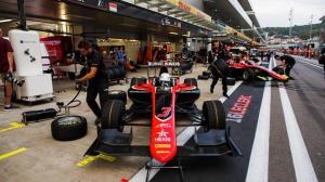 Никита Мазепин прорвался на второе место в первой гонке GP3 в Сочи