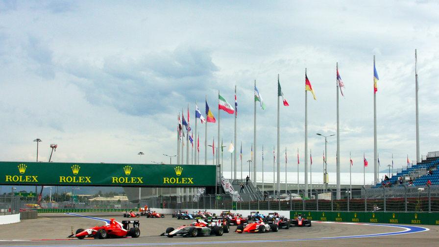 Дэвид Бекман выиграл спринт GP3 в Сочи, Никита Мазепин сошел
