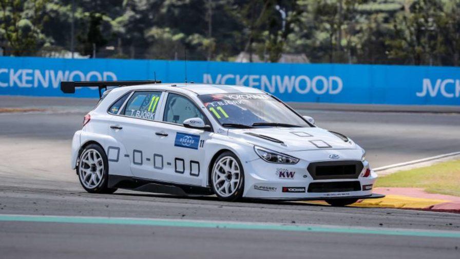 Тед Бьорк выиграл финальную гонку уик-энда WTCR в Нинбо