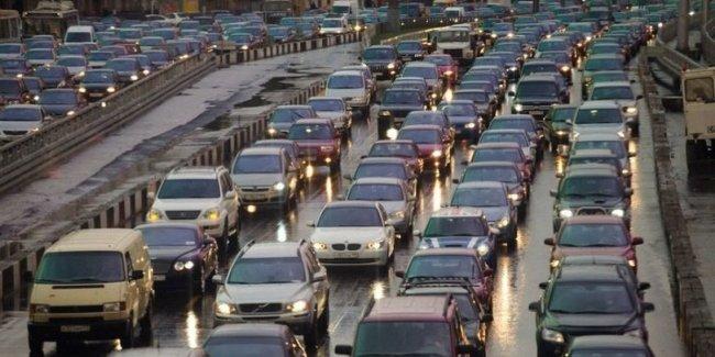 С октября водители обязаны ездить с включенным светом фар