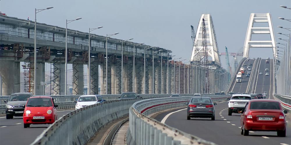 На Крымском мосту открылось движение грузовиков