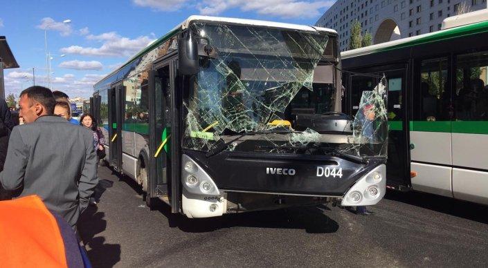 Два автобуса столкнулись возле Дома министерств в Астане 