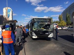 Два автобуса столкнулись возле Дома министерств в Астане 