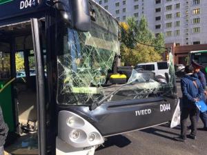 Два автобуса столкнулись возле Дома министерств в Астане 