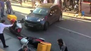 В Стамбуле автомобиль наехал на толпу пешеходов