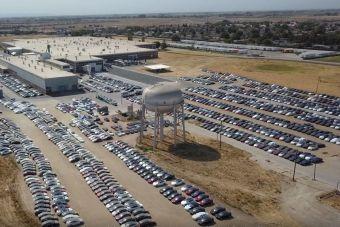 По всей территории США находят парковки с новыми Tesla. Что с ними такое?
