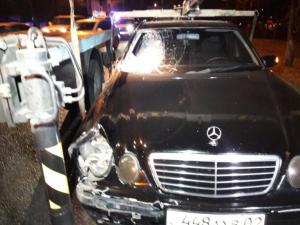 Mercedes сбил женщину на перекрестке в Алматы