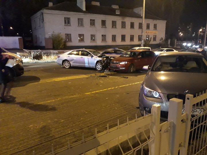 На улице Аэродромной в Минске столкнулись три автомобиля