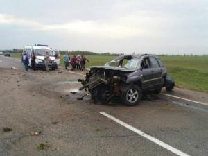 На М1 Kia выехала на встречку, столкнулась с двумя авто и опрокинулась: пострадали пять человек