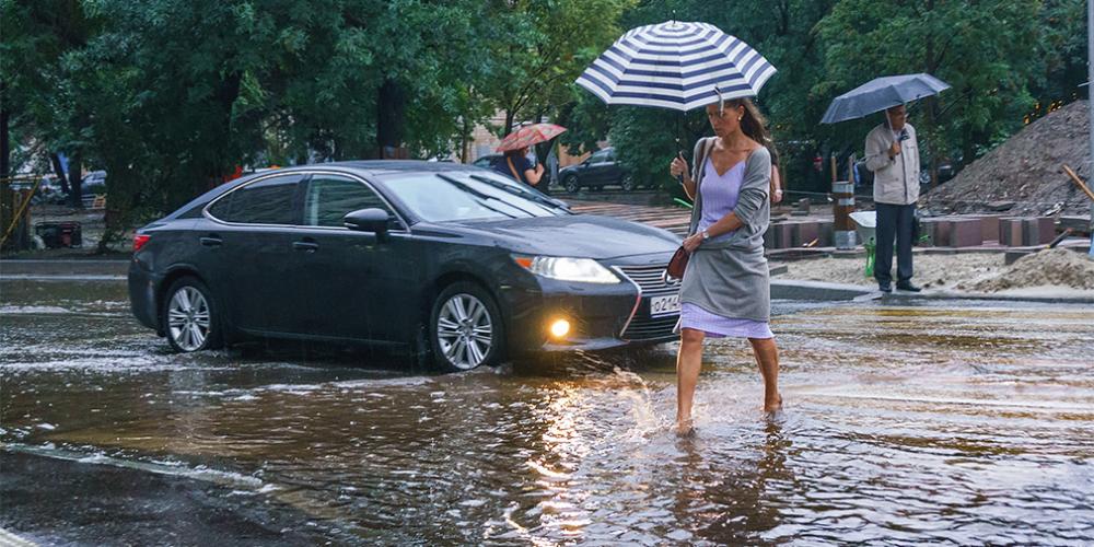 Госдума отказалась штрафовать водителей за обрызганных пешеходов
